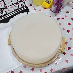 VINTAGE TUPPERWARE CAKE or PIE CARRIER